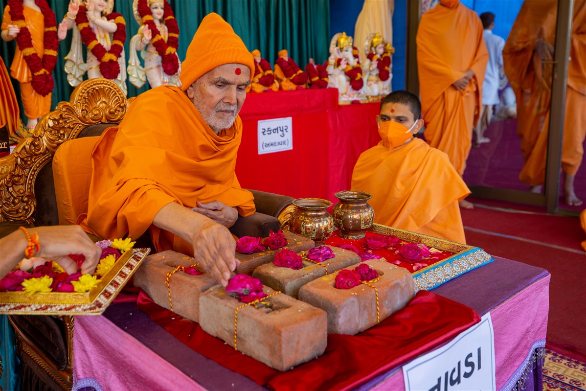 Swamishri sanctifies bricks to start construction of BAPS Shri Swaminarayan Mandir at Navda, India