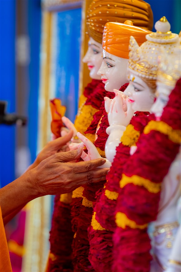 Swamishri performs the murti-pratishtha rituals