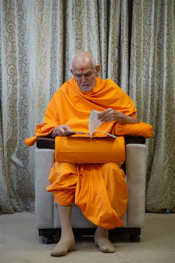 Swamishri reads the 'Swaminarayan Prakash'