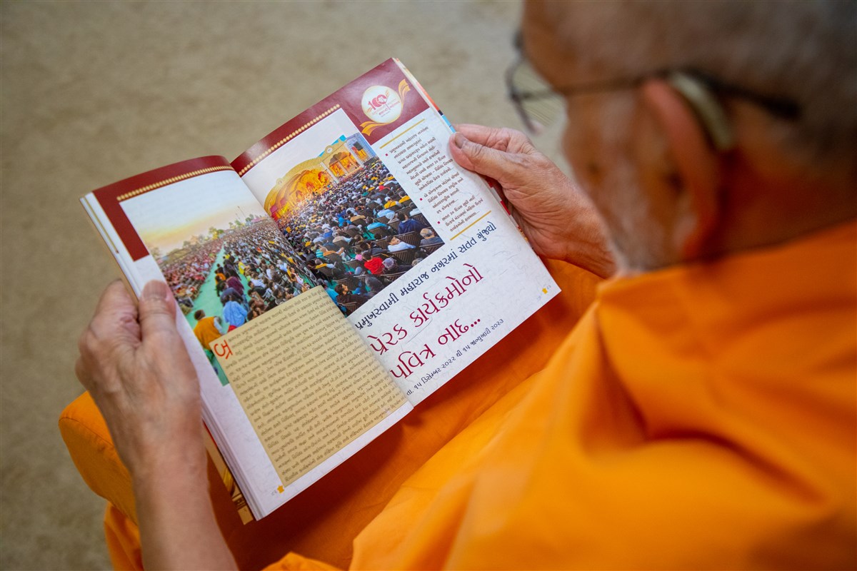 Swamishri reads the 'Swaminarayan Prakash'