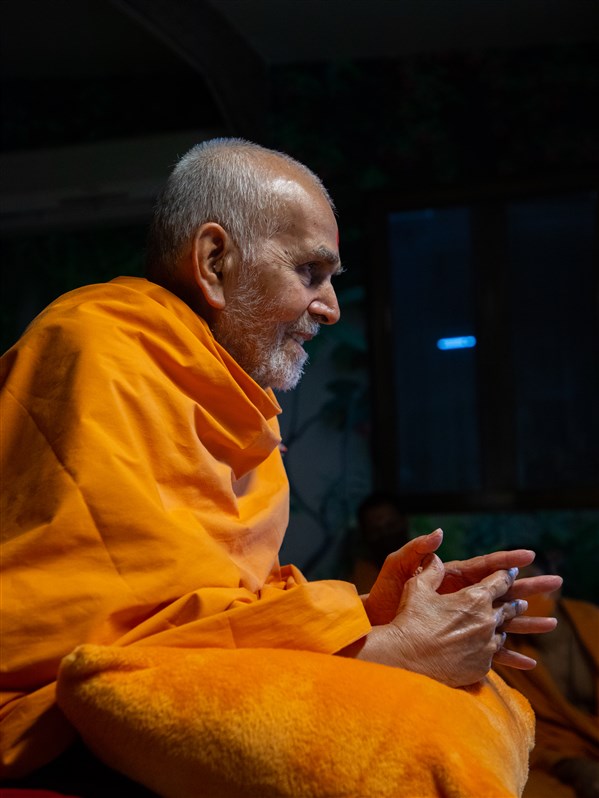 Swamishri converses with sadhus in the evening