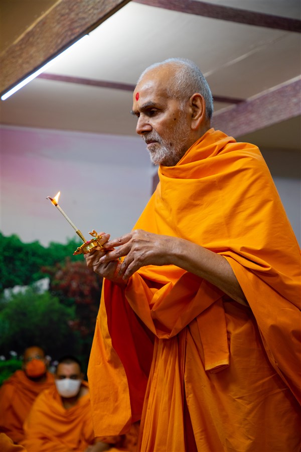 Swamishri performs the evening arti