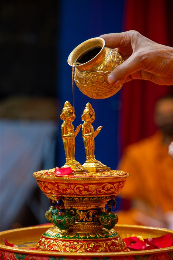Swamishri performs abhishek of Shri Harikrishna Maharaj and Shri Gunatitanand Swami