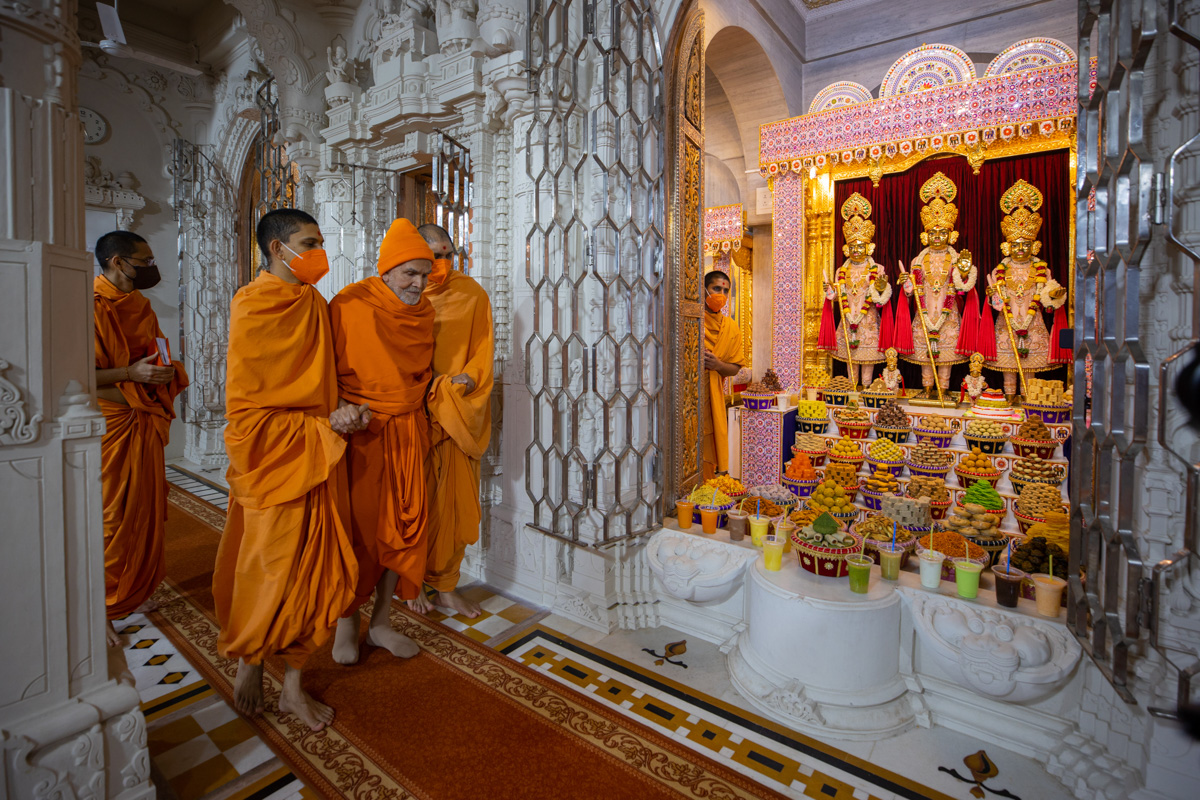 Swamishri arrives for darshan of Bhagwan Swaminarayan, Aksharbrahma Gunatitanand Swami and Shri Gopalanand Swami