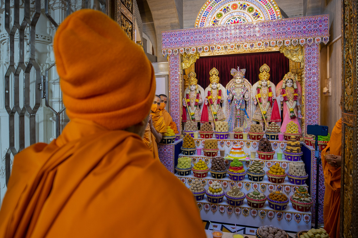 Swamishri engrossed in darshan of Shri Dharmakul