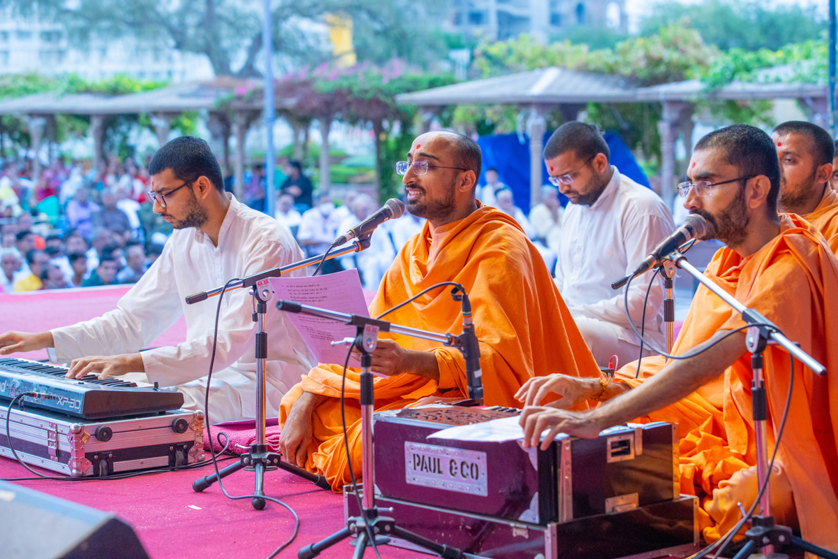 Sadhus sing kirtans in Swamishri's daily puja