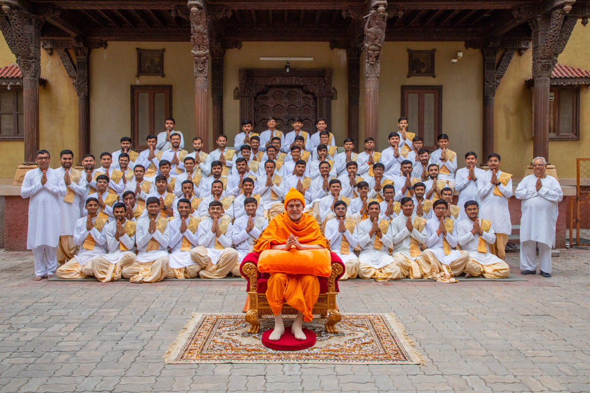 Students of the Swaminarayan Sanskrit Mahavidyalaya (SSMV), Sarangpur, with Swamishri