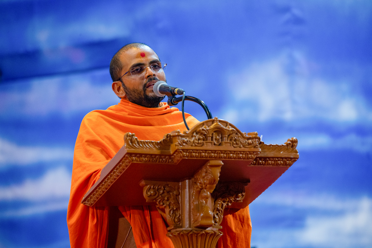 Shrijikirtan Swami addresses the assembly