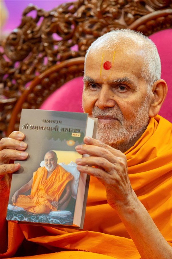 Swamishri inaugurates a new Gujarati print publication, 'Brahmaswarup Shri Pramukh Swami Maharaj, Part 8'