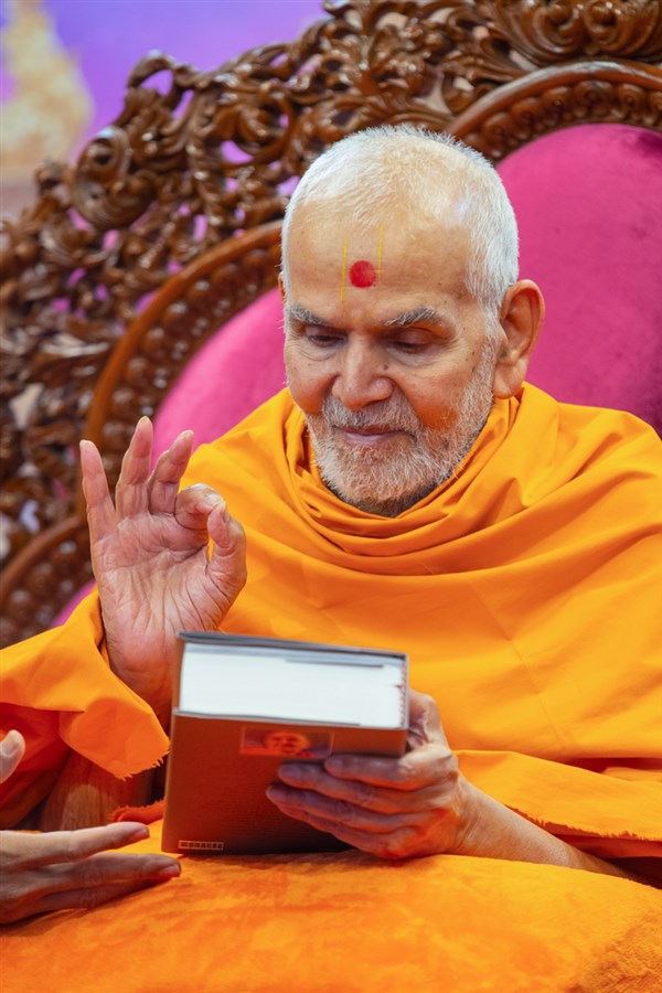 Swamishri inaugurates a new Gujarati print publication, 'Brahmaswarup Shri Pramukh Swami Maharaj, Part 8'