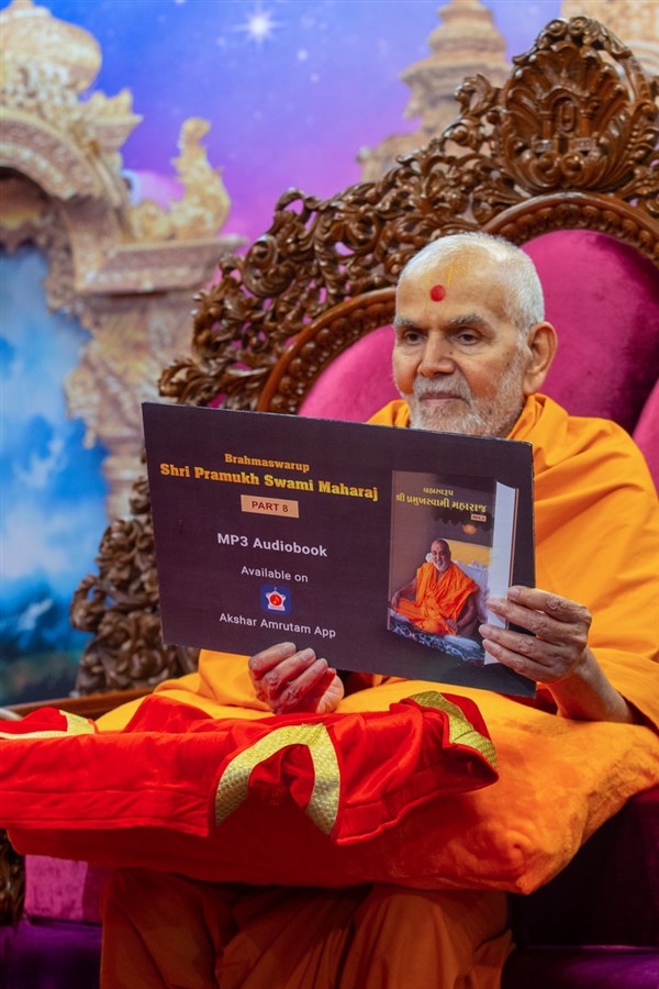 Swamishri inaugurates the audio book of 'Brahmaswarup Shri Pramukh Swami Maharaj, Part 8'