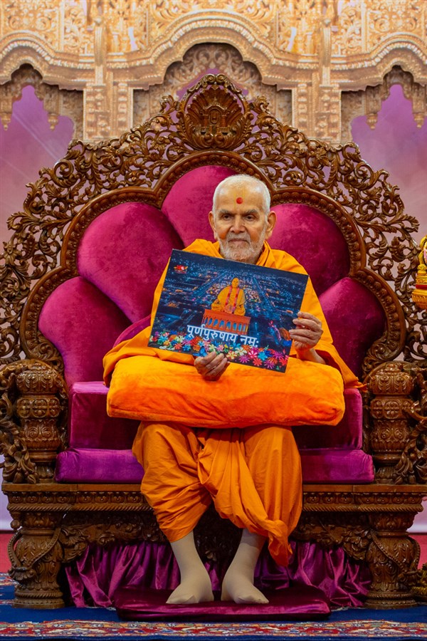 Swamishri inaugurates an audio publication, 'Purnapurushay Namaha'