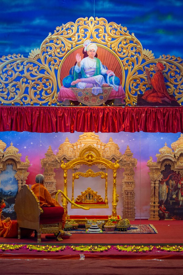 'Dharma gher anand bhayo, jay bolo Ghanshyamki...' Swamishri swings Shri Harikrishna Maharaj and Shri Gunatitanand Swami in a hindolo