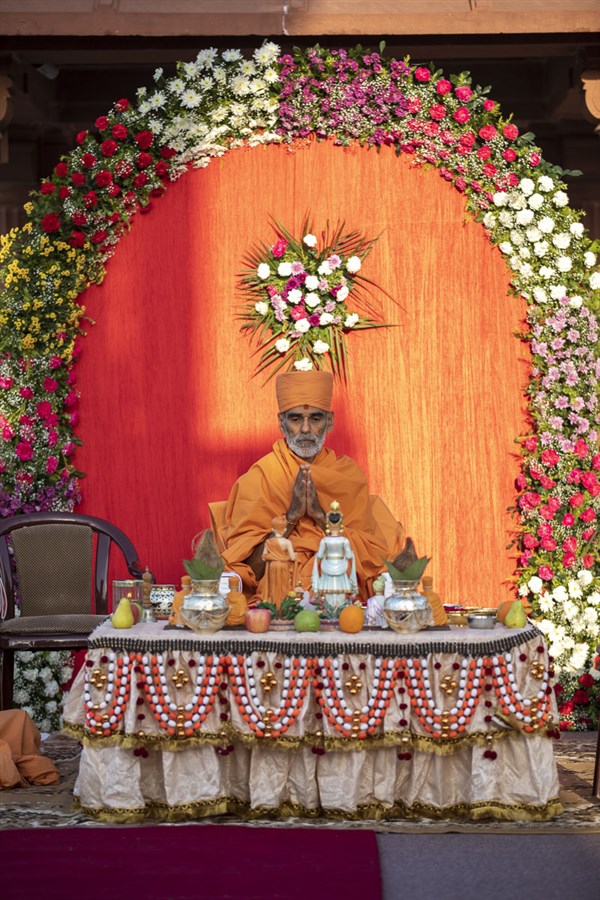 Anandswarup Swami performs the mahapuja rituals