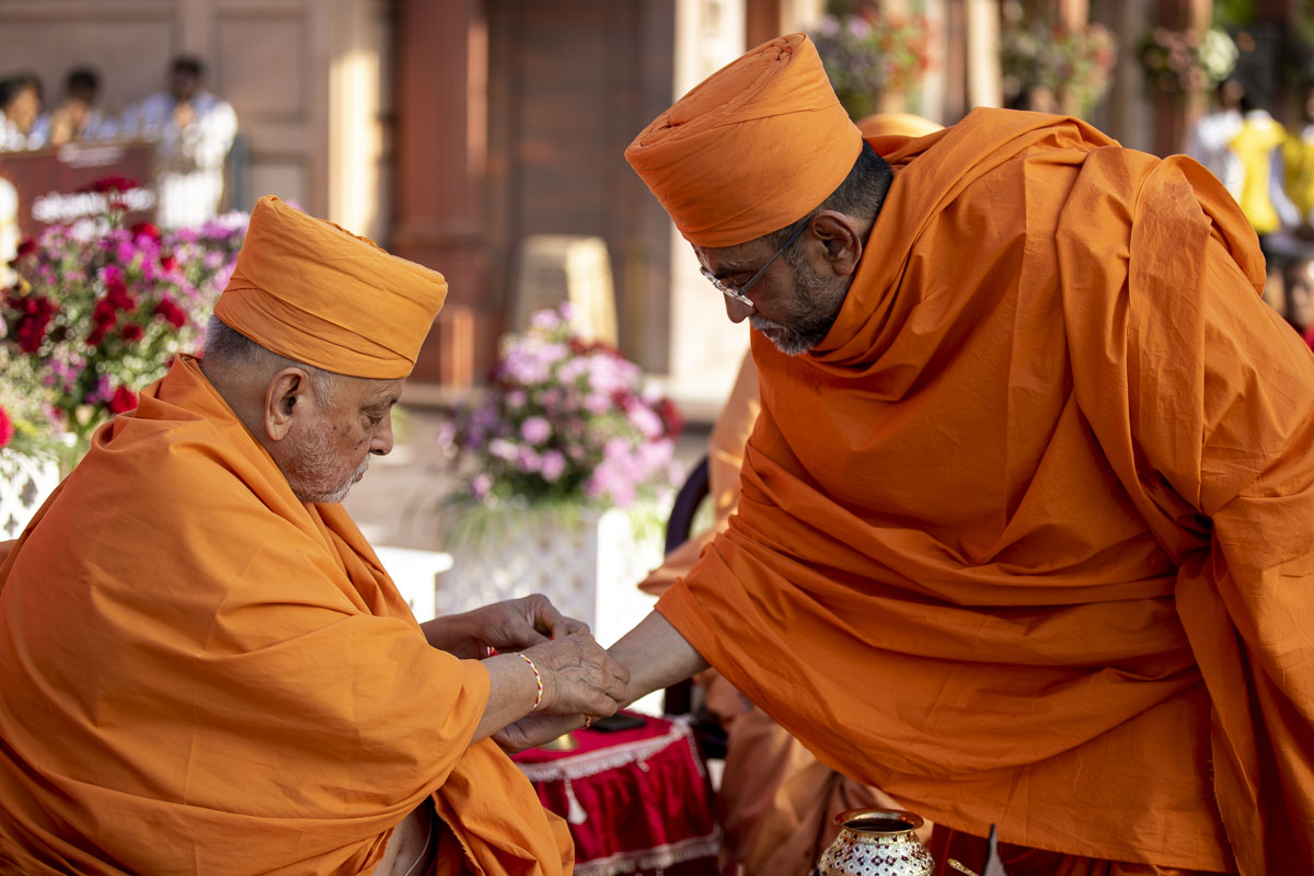 Pujya Ishwarcharan Swami ties a nadachhadi to Vishwavihari Swami