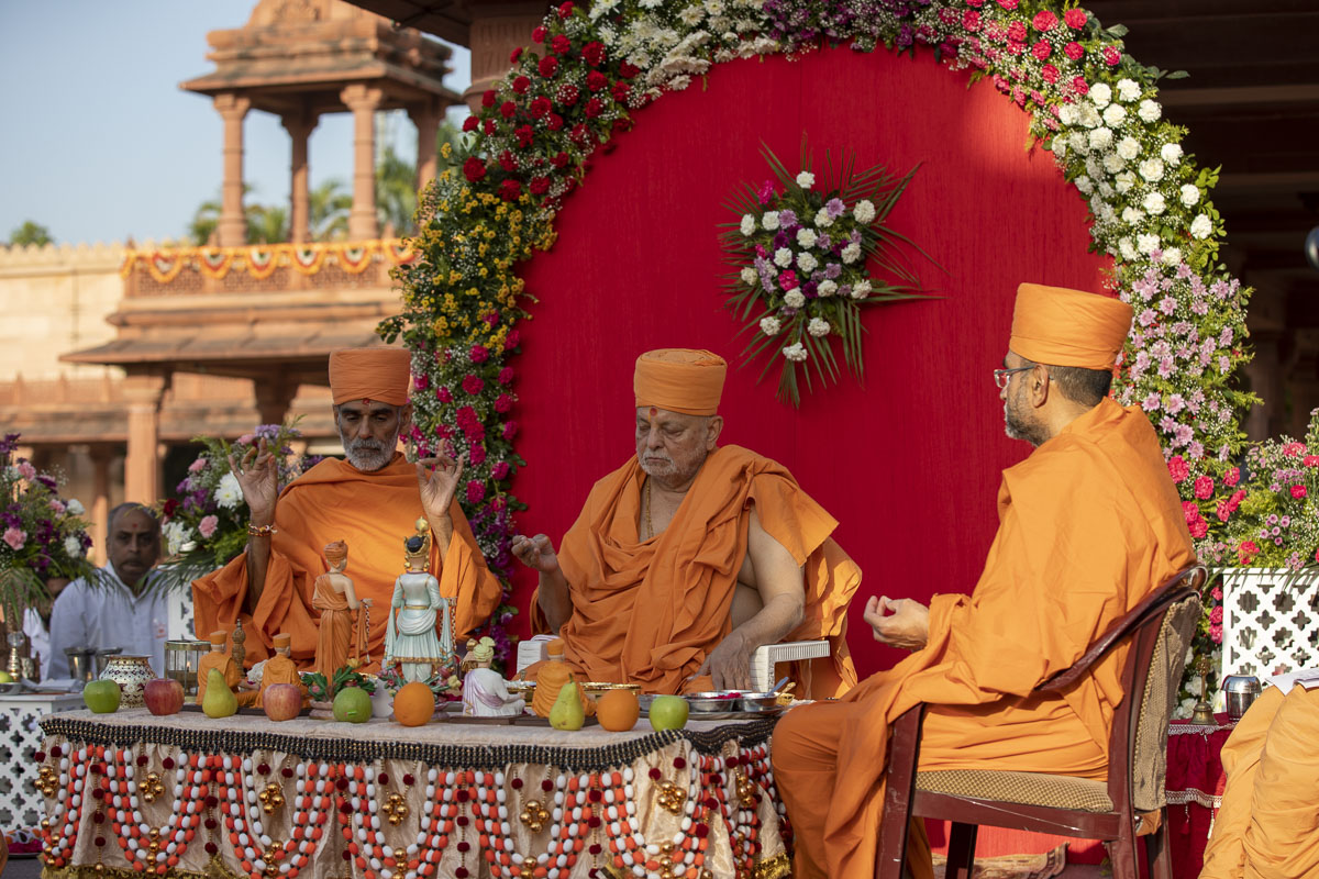 Pujya Ishwarcharan Swami, Anandswarup Swami and Vishwavihari Swami perform the mahapuja rituals