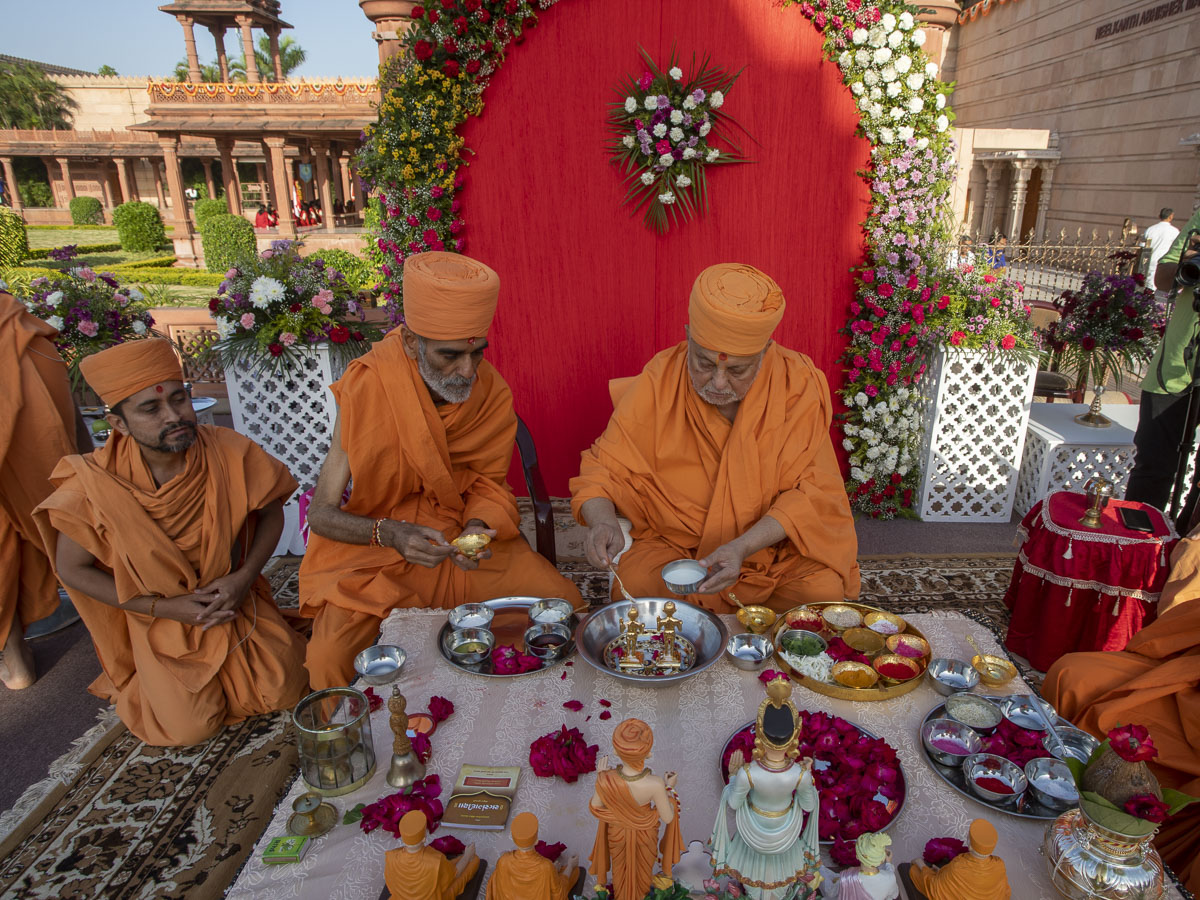 Pujya Ishwarcharan Swami and Anandswarup Swami perform the mahapuja rituals