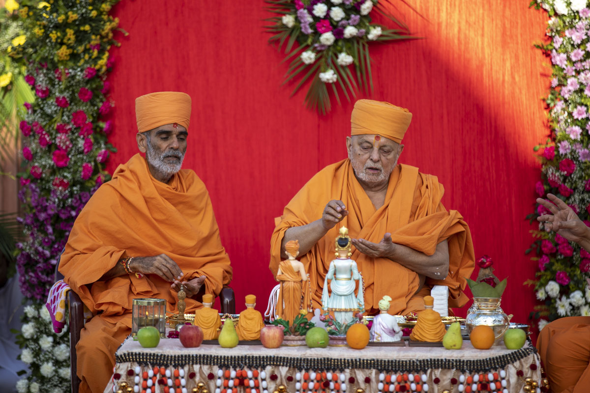 Pujya Ishwarcharan Swami and Anandswarup Swami perform the mahapuja rituals
