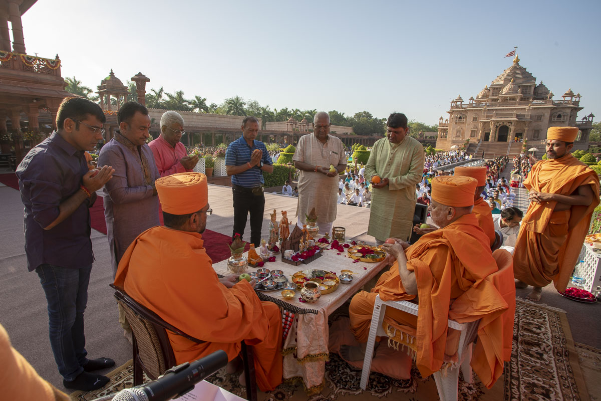 Pujya Ishwarcharan Swami, sadhus and devotees perform the mahapuja rituals