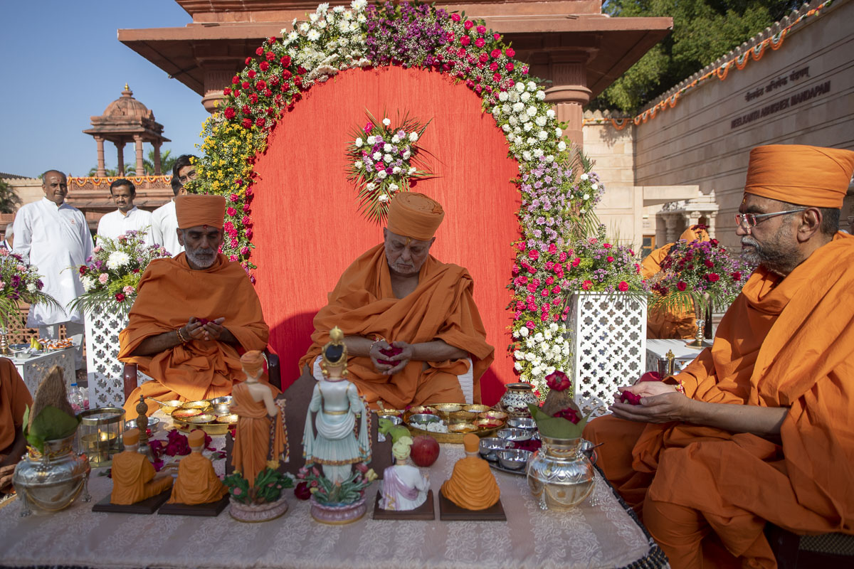 Pujya Ishwarcharan Swami, Anandswarup Swami and Vishwavihari Swami offer mantra-pushpanjali