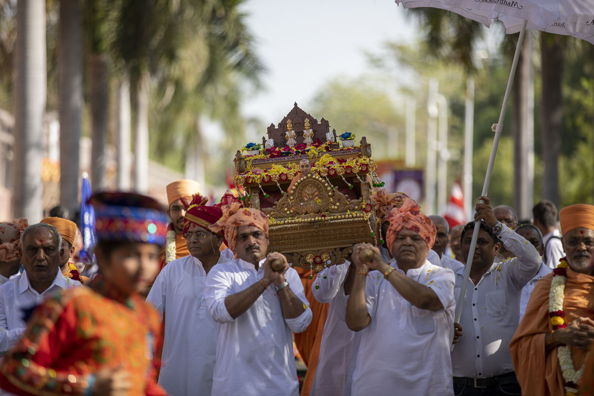 Devotees hold palanquin of Shri Akshar-Purushottam Maharaj