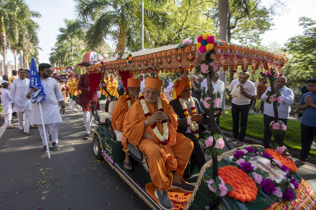 Pujya Ishwarcharan Swami and Anandswarup Swami during the procession