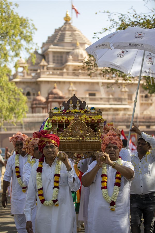 Devotees hold palanquin of Shri Akshar-Purushottam Maharaj
