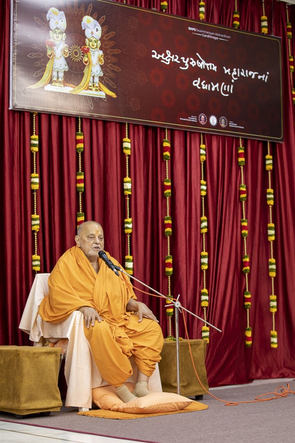 Pujya Ishwarcharan Swami blesses the assembly