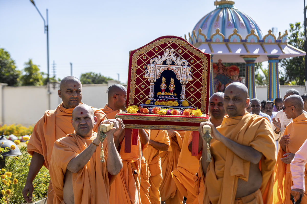 Welcome of Shri Akshar-Purushottam Maharaj