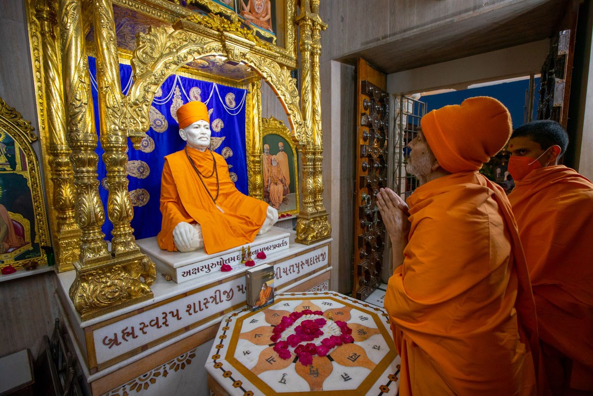 Swamishri engrossed in darshan of Brahmaswarup Shastriji Maharaj in the Yagnapurush Smruti Mandir