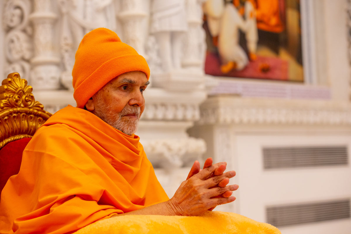Swamishri engrossed in darshan in the Pramukh Swami Maharaj Smruti Mandir