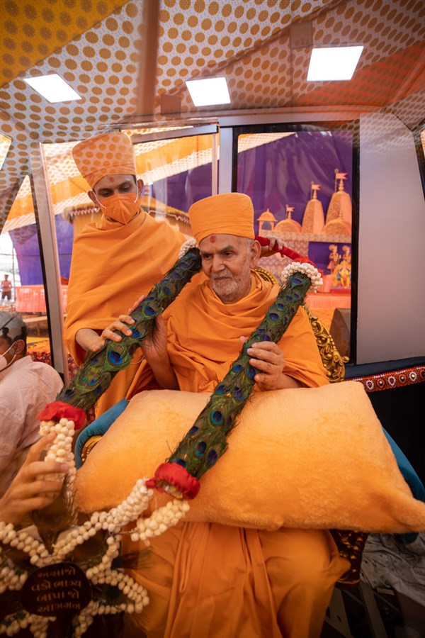 Swamishri is welcomed with a garland