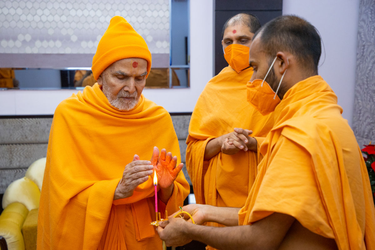 Swamishri takes ashka after the arti