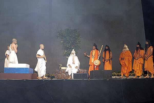 Youths perform dramas prior to Swamishri's arrival 