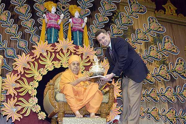 Swamishri offers an Amrut Kalash to the Governor of New Jersey, James McGreevey