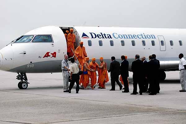 Pramukh Swami Maharaj Arrives in Atlanta June 07, 2004