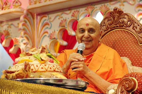 Swamishri blesses the devotees from Chicago 