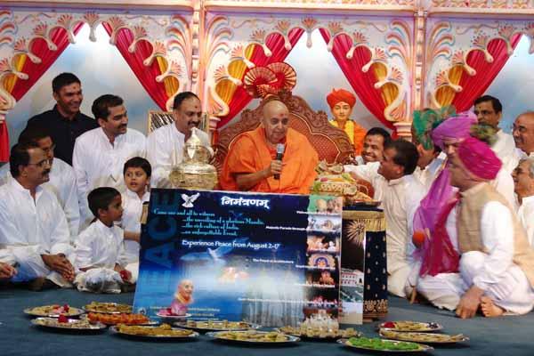 Swamishri blesses the devotees from Chicago 