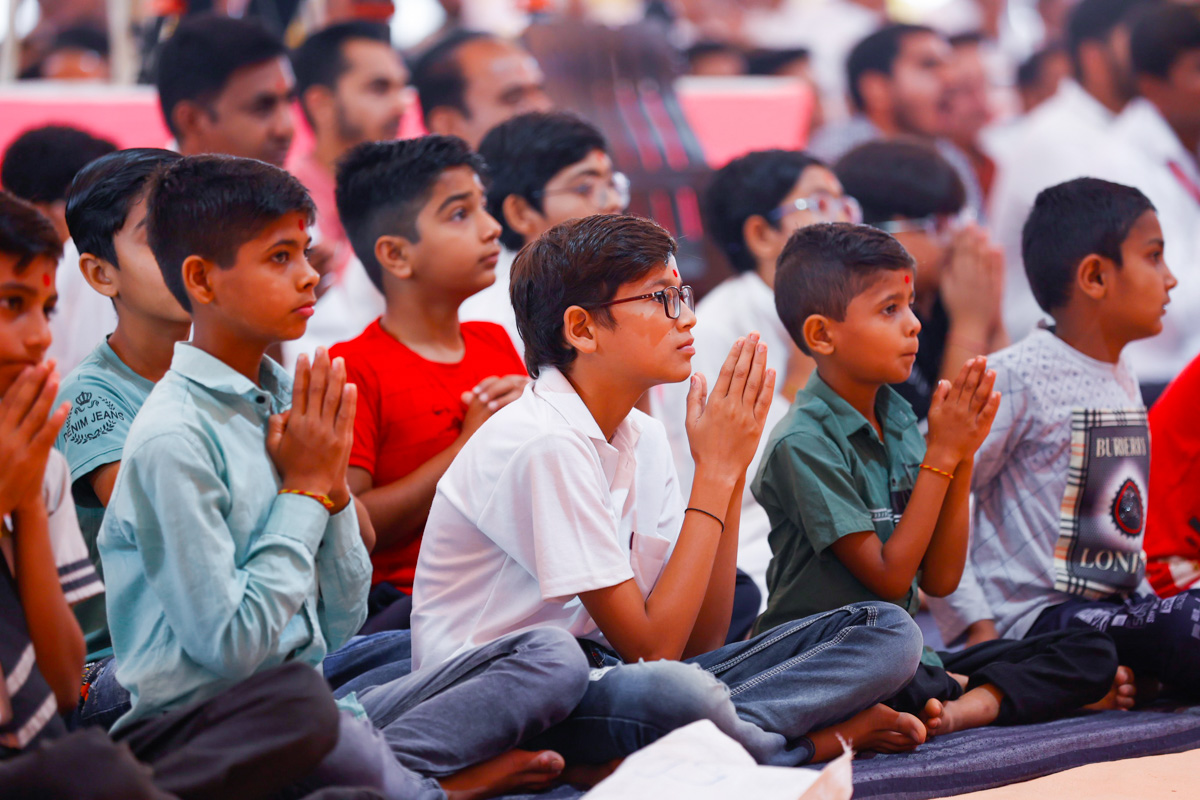 Children doing darshan of Swamishri