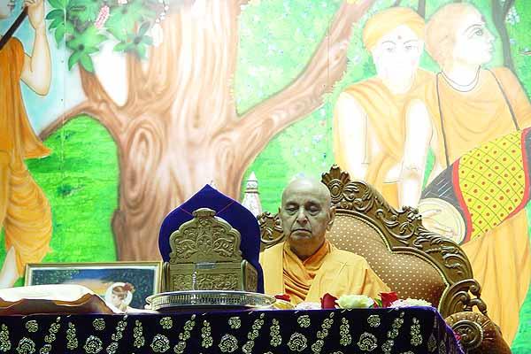 Swamishri is engrossed in dhyaan during pooja 