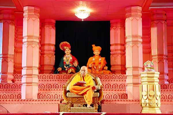Swamishri puts all his attention into responding to a letter sent by a devotee 