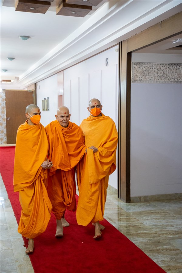 Swamishri after the afternoon assembly