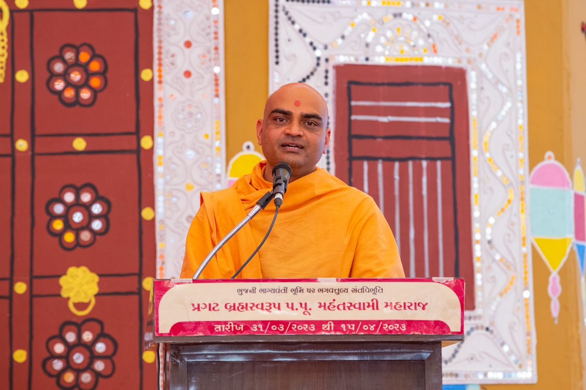 Gnannayan Swami addresses the assembly