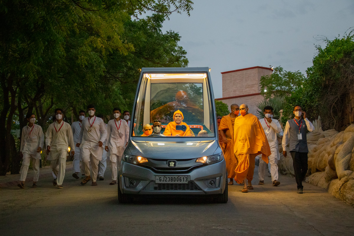 Swamishri on his way to the evening assembly