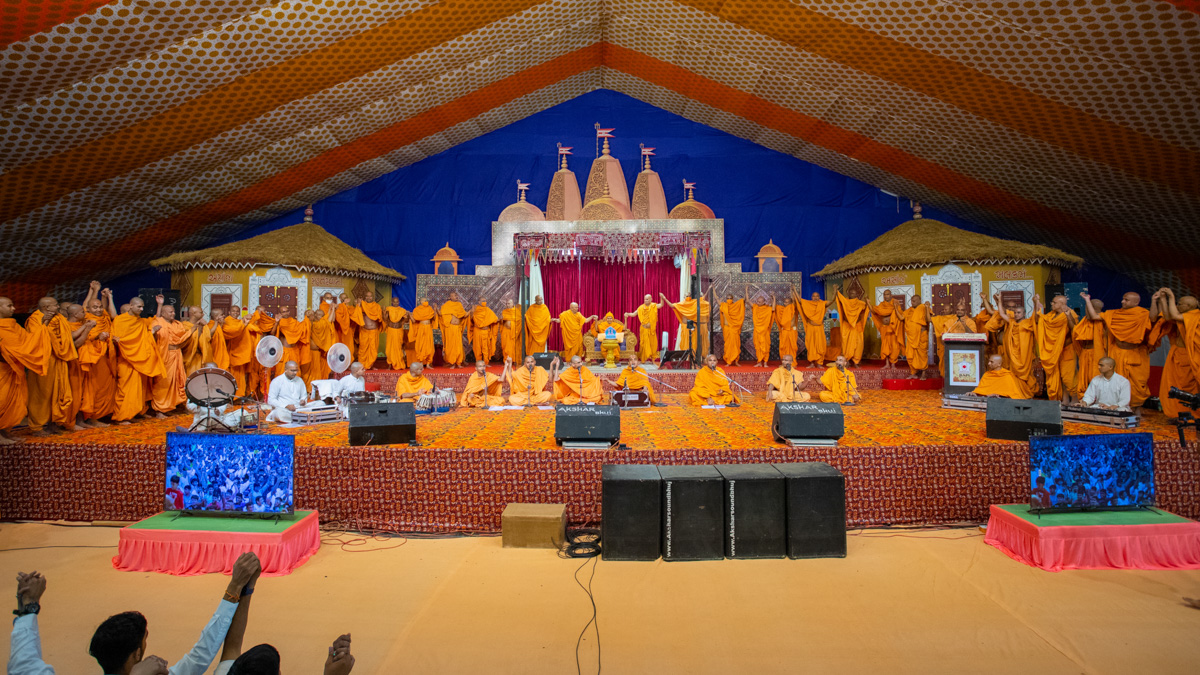 Swamishri and sadhus join hands with each other in a gesture of unity