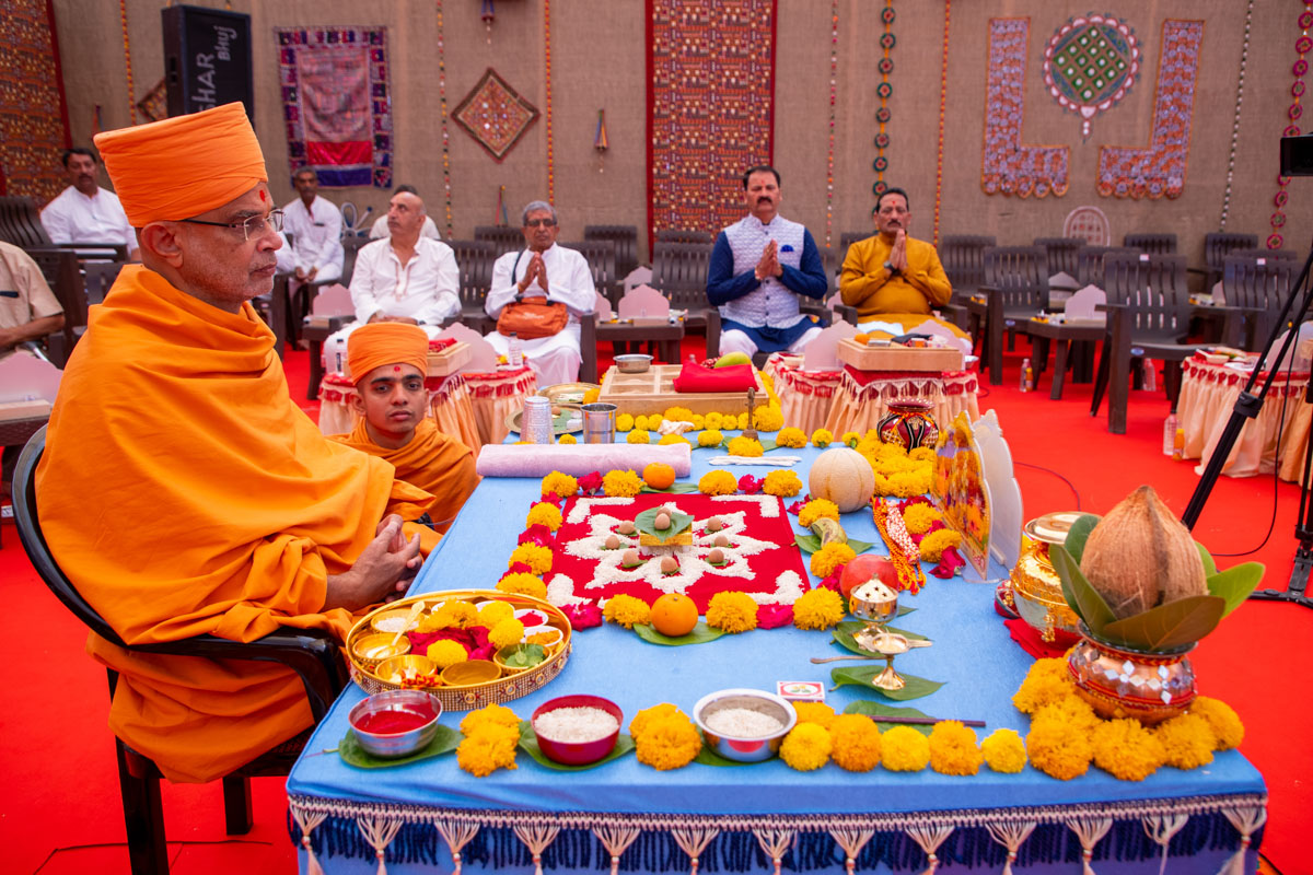 Gnaneshwar Swami performs the shilanyas mahapuja rituals