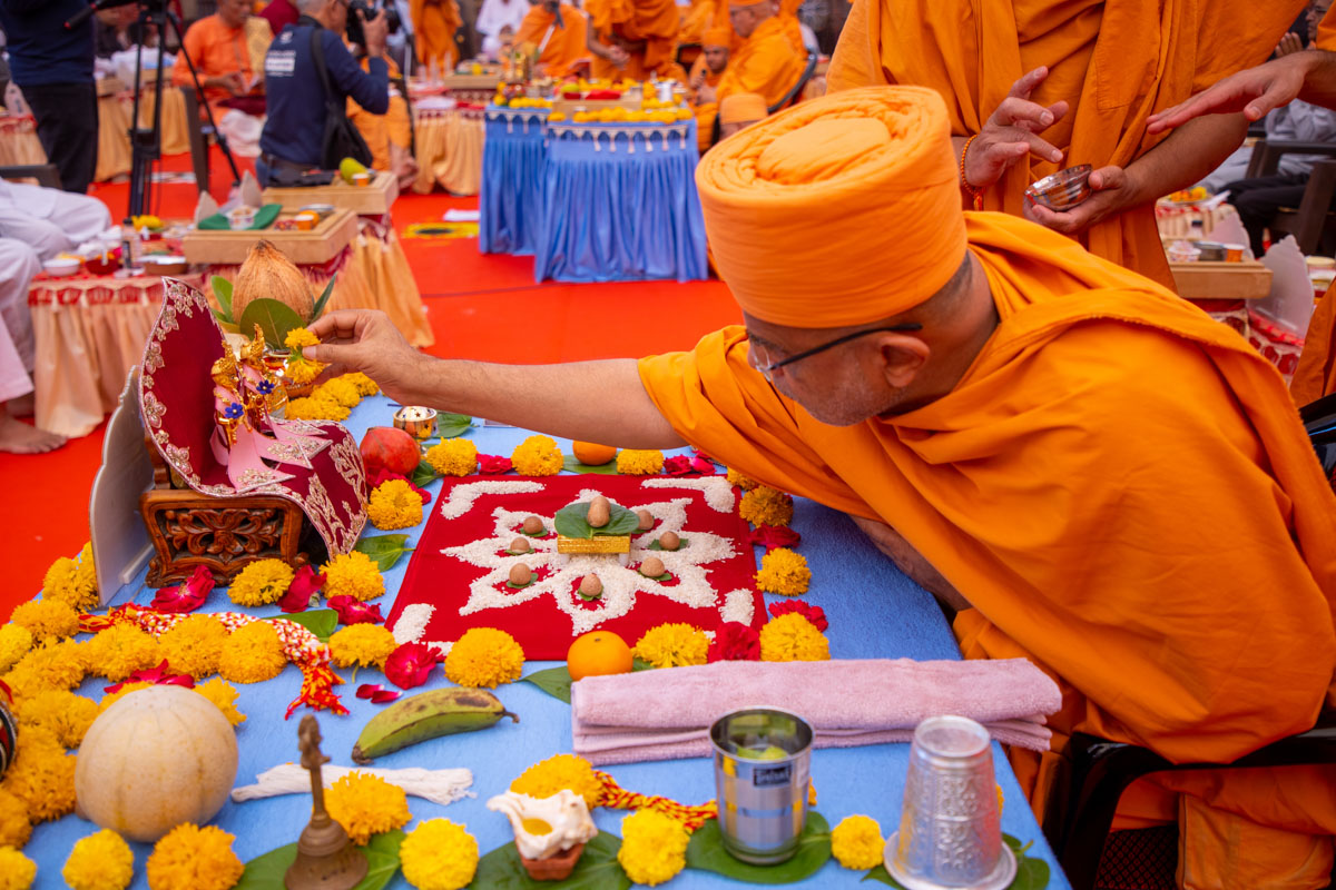 Gnaneshwar Swami performs the mahapuja rituals