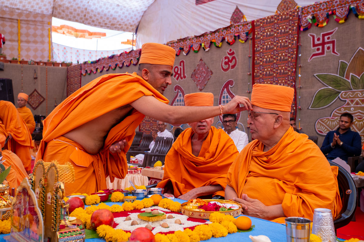 Vivekmangal Swami applies chandlo to Pujya Ghanshyamcharan Swami