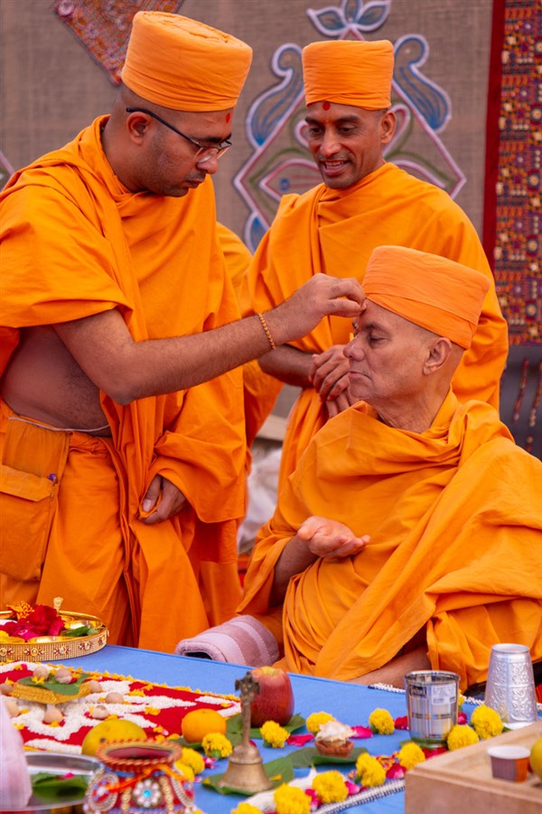 A sadhu applies chandlo to Pujya Viveksagar Swami