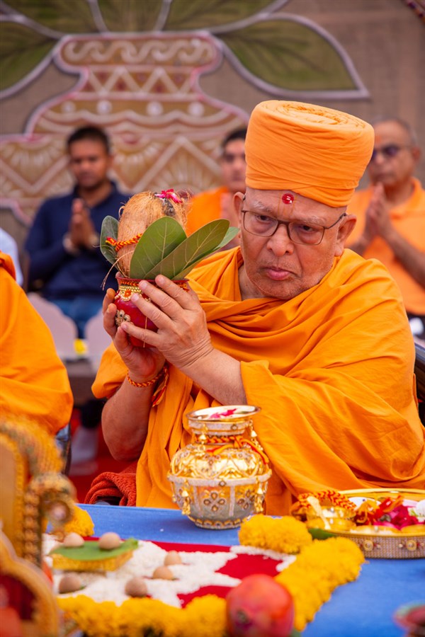 Pujya Ghanshyamcharan Swami performs the mahapuja rituals